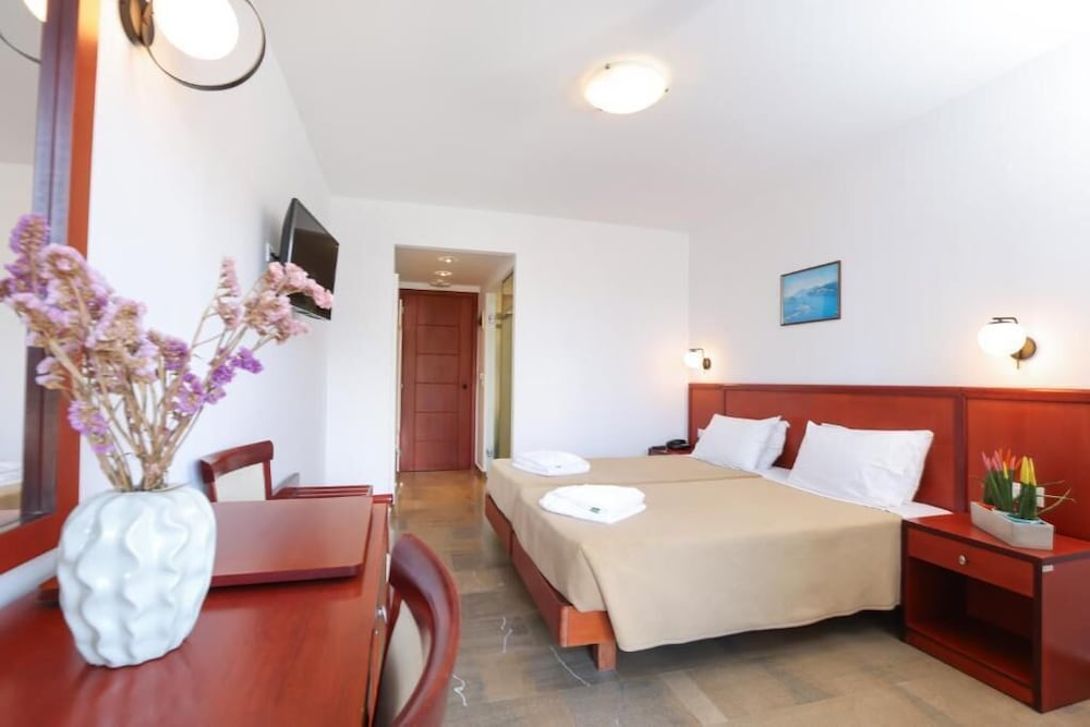 THREE STARS BEACH HOTEL 26/60