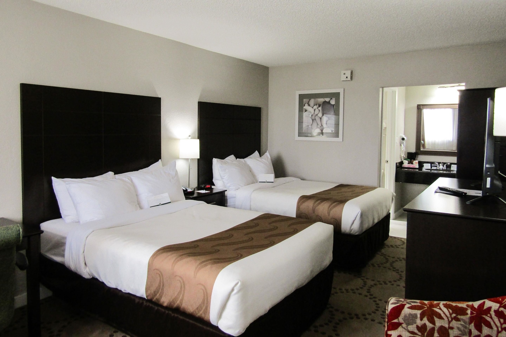 جناح بسريرين مزدوجين بغرفتين مع أريكة، Quality Inn & Suites Kissimmee near Main Gate 5/10