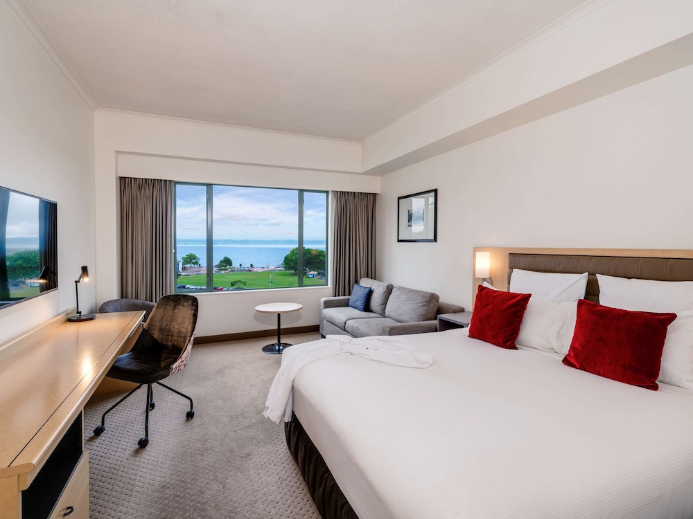 ROOM, KING BED, LAKE VIEW
