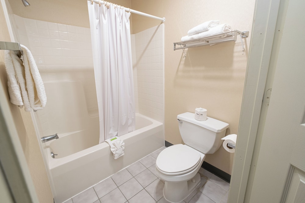 Hilltop Inn & Suites - North Stonington 57/60