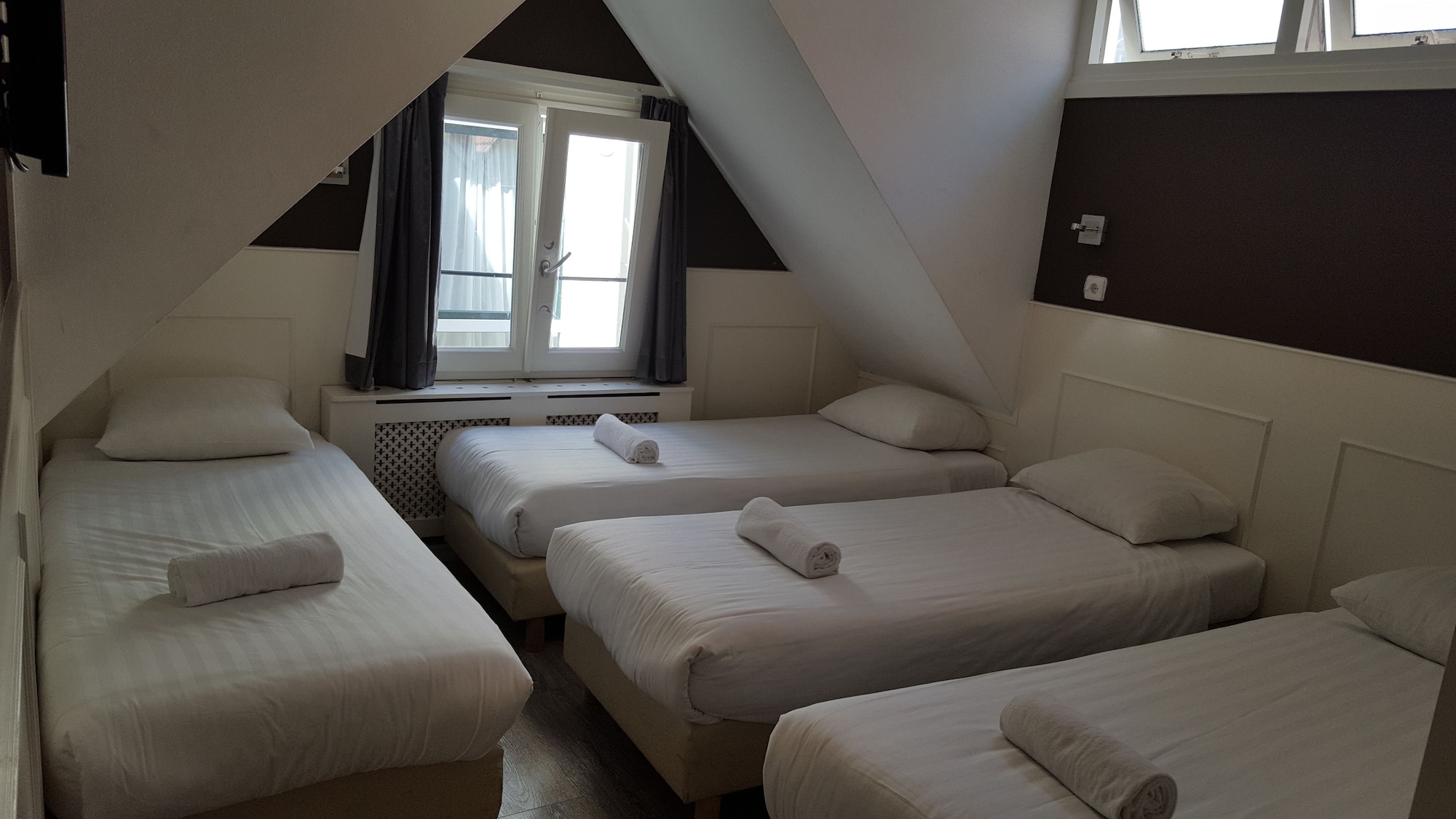 ROOM, QUADRUPLE