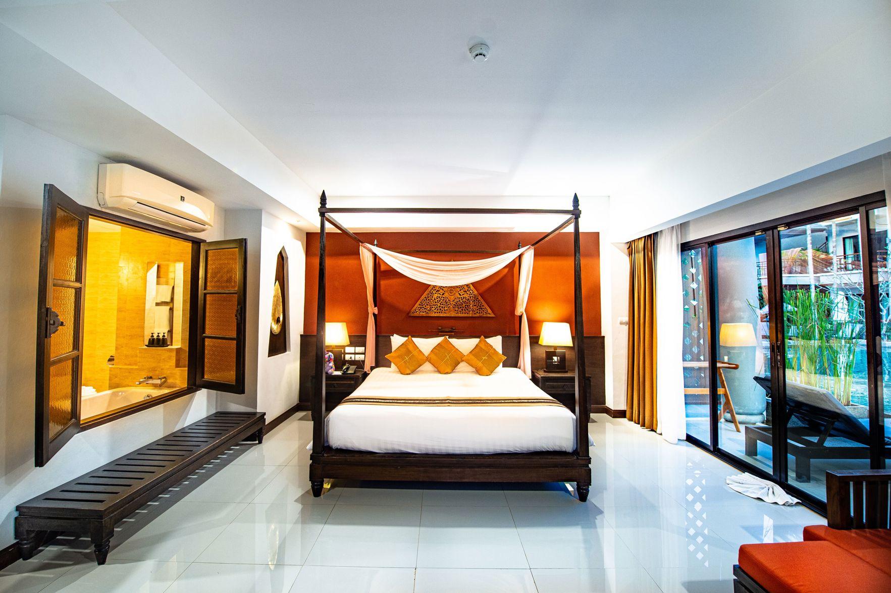 Grand, Pool Access