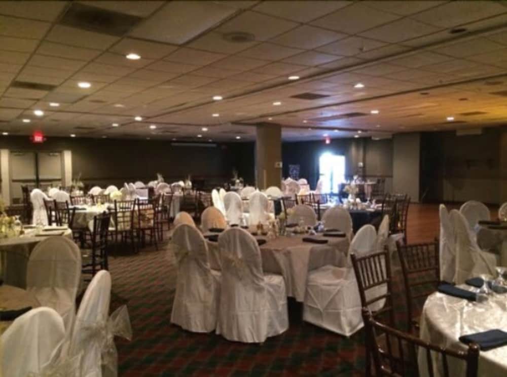 Boarders Inn and Suites by Cobblestone Hotels - Grand Island 55/75