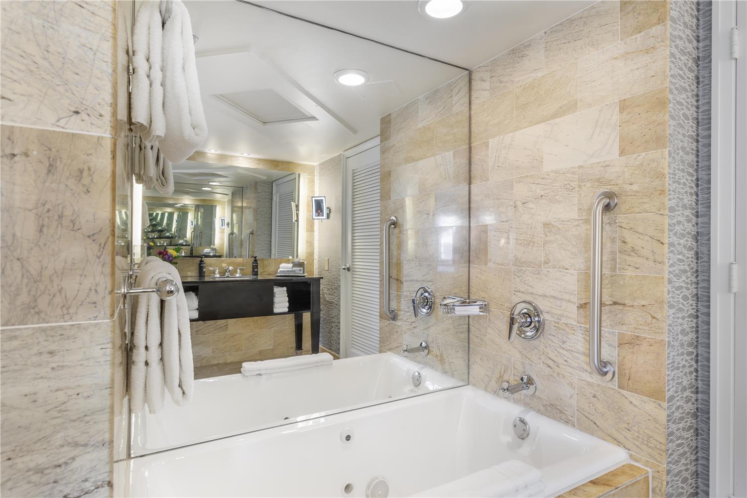 Governor, Suite, King Bed، Royal Sonesta Houston Galleria 2/2