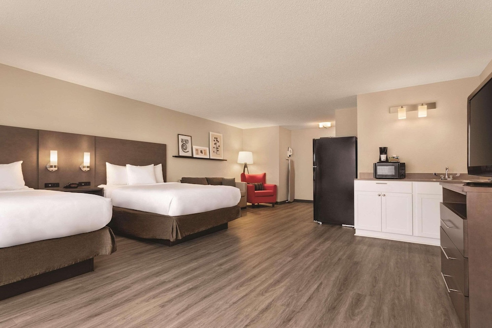 Country Inn & Suites by Radisson, Buffalo, MN 12/37