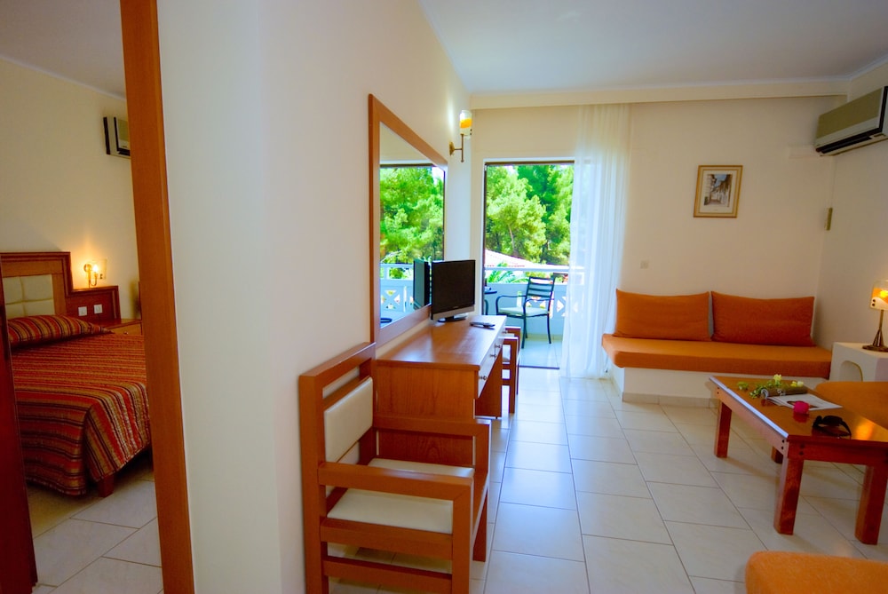 Porfi Beach Hotel 24/36