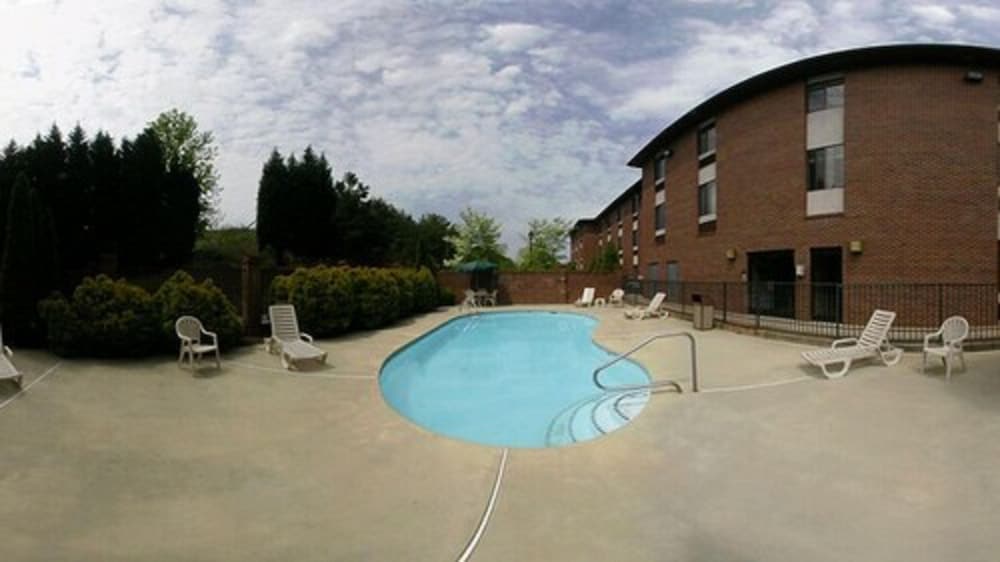 Days Inn & Suites by Wyndham Hickory 23/25