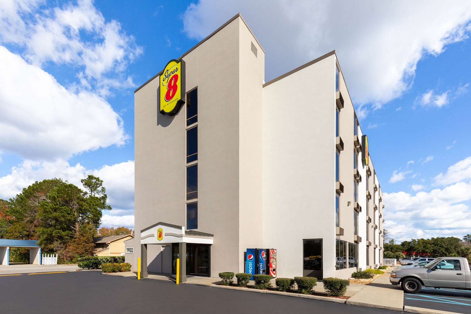 Super 8 by Wyndham Myrtle Beach/Market Common Area 29/35