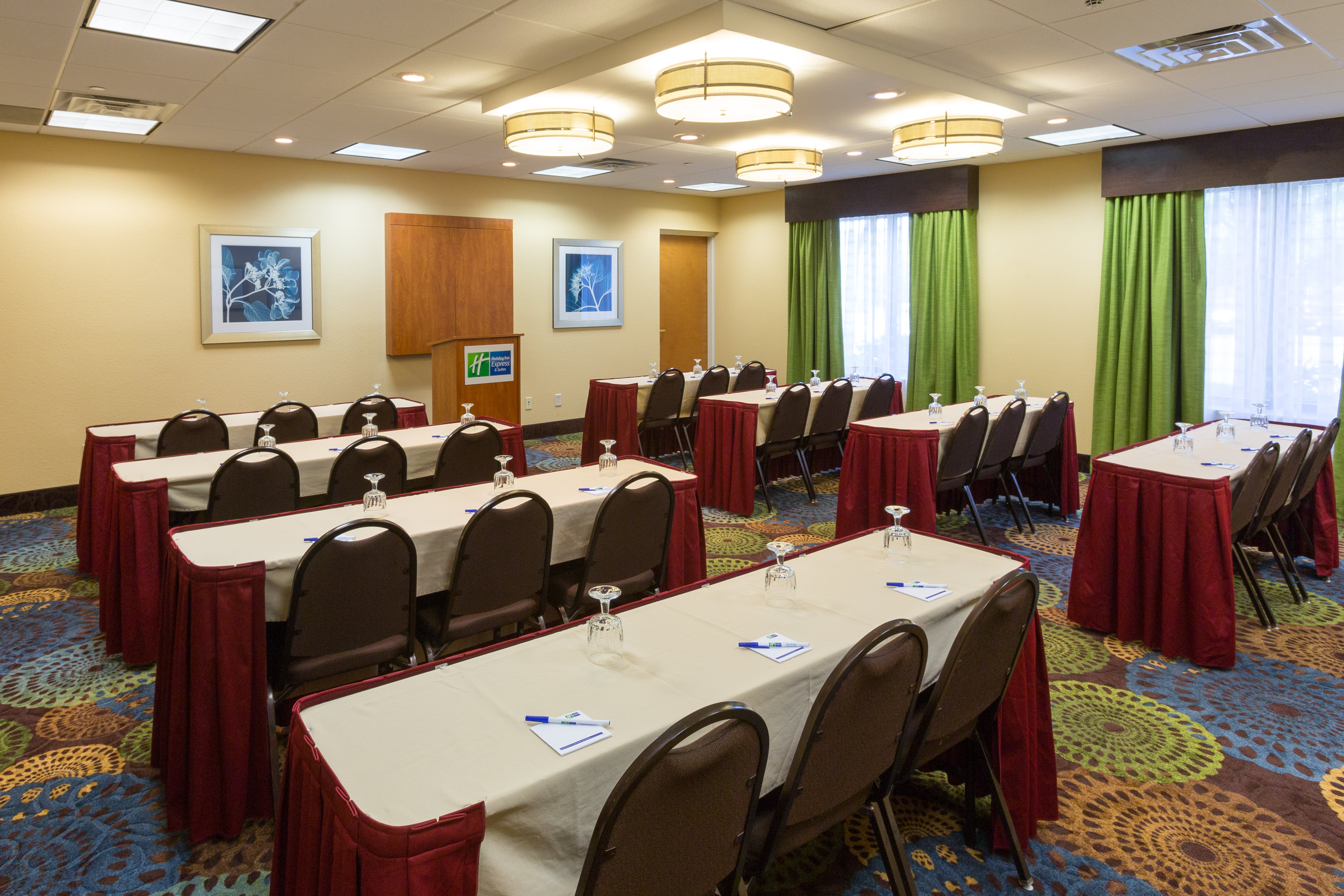Holiday Inn Express Suites Jacksonville Airport 57/63