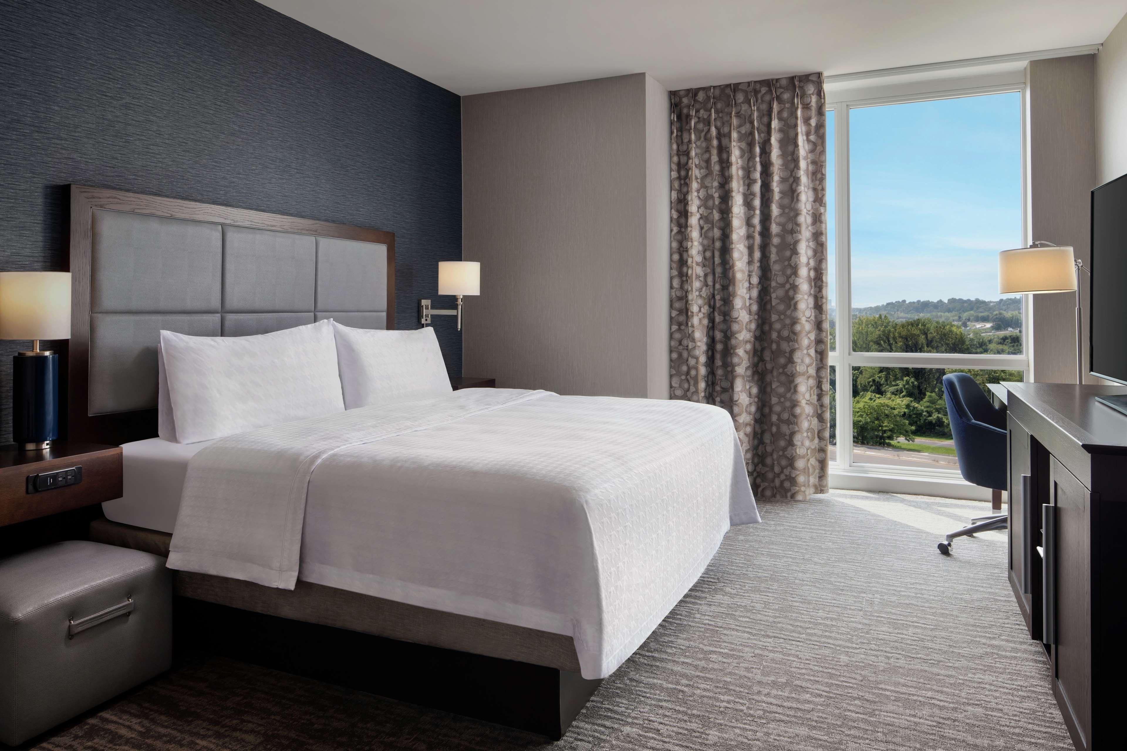 Room, King Bed, Manhattan View, Accessible