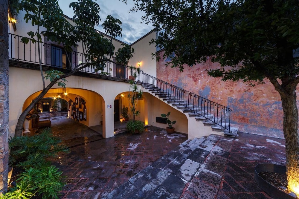 Meson de Santa Rosa Luxury Hotel 69/70