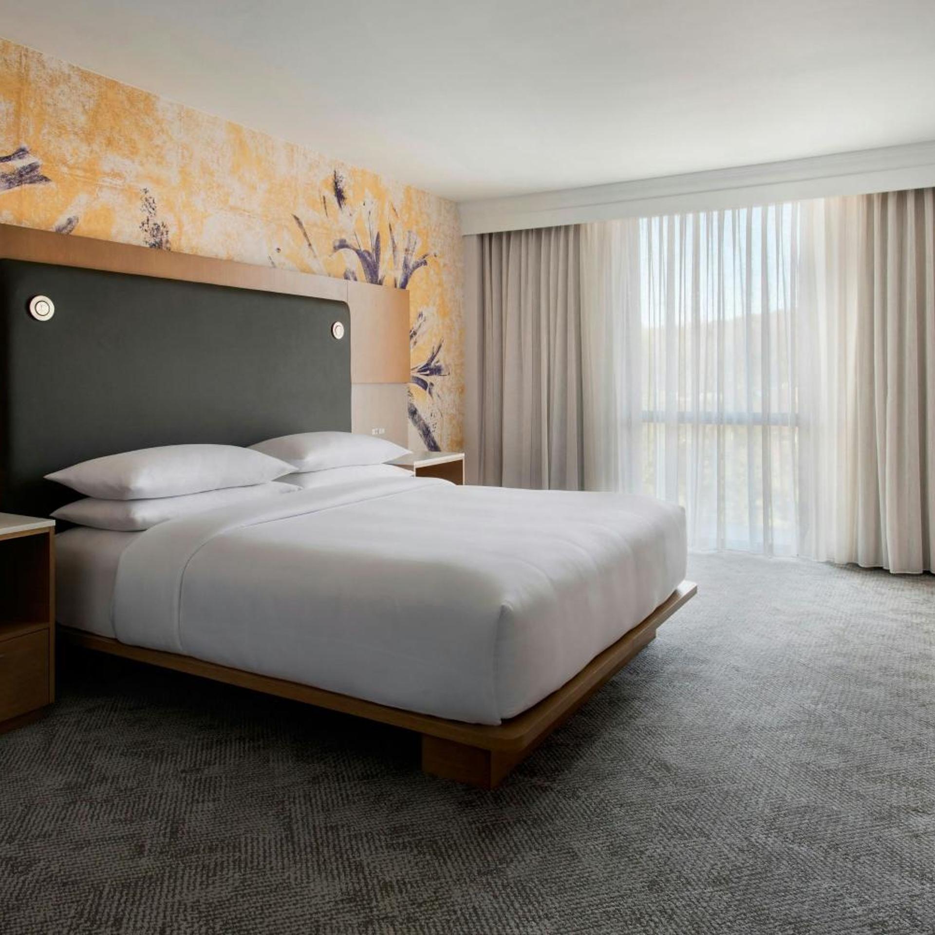 غرفة بسرير كينج بحوض استحمام لذوي الإعاقة