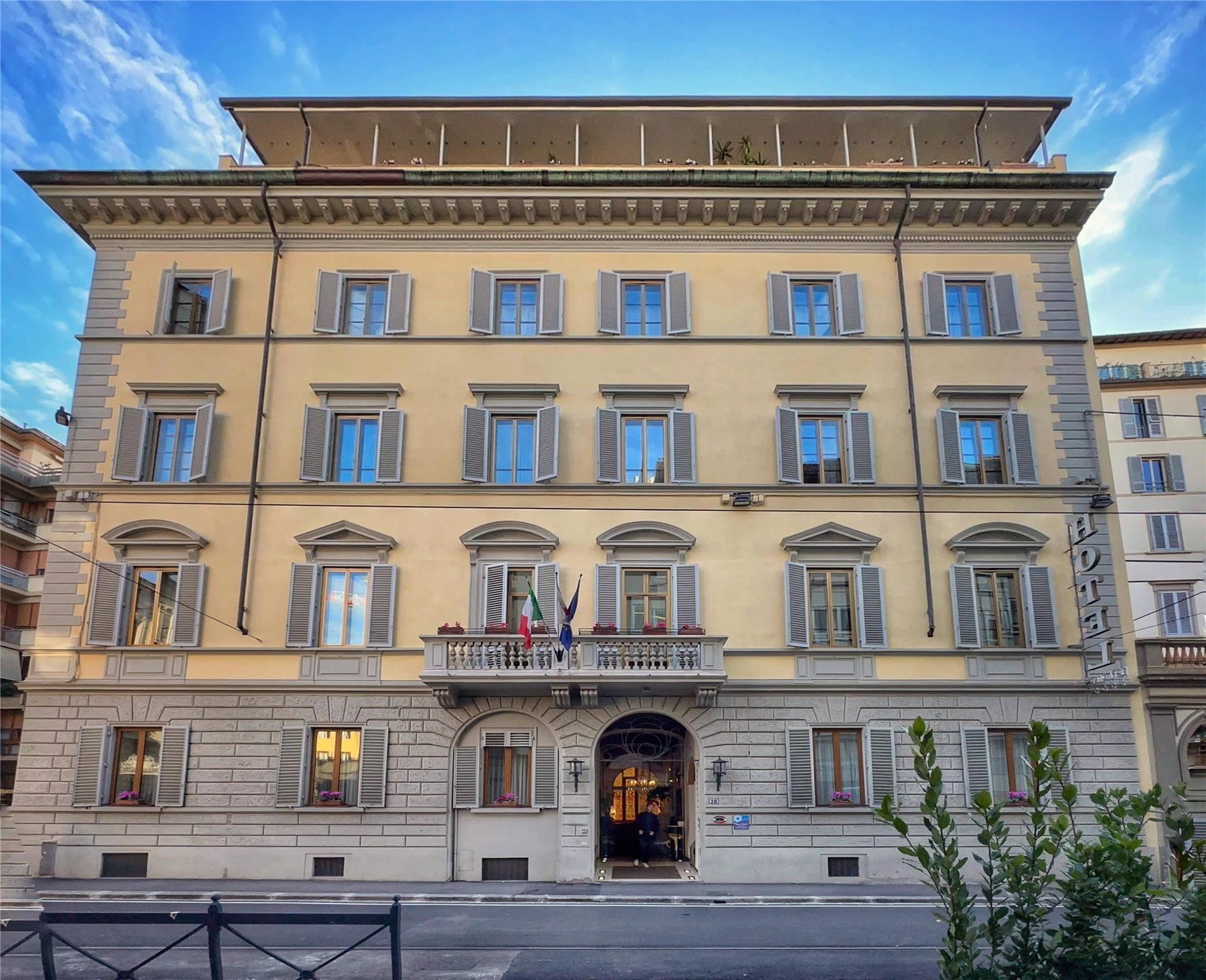 De La Pace, Sure Hotel Collection by Best Western 1/9