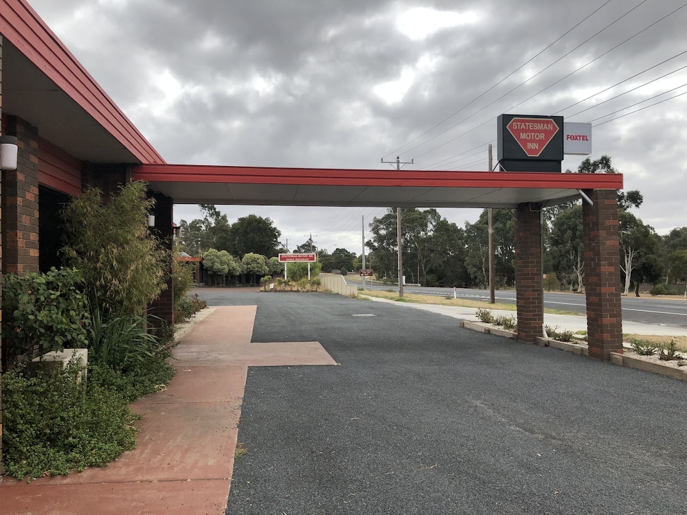Statesman Motor Inn 35/47