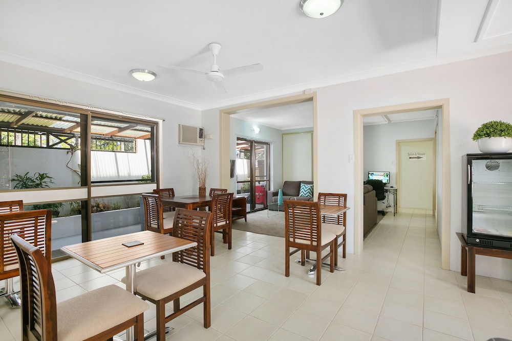 CAIRNS CITY PALMS 47/59