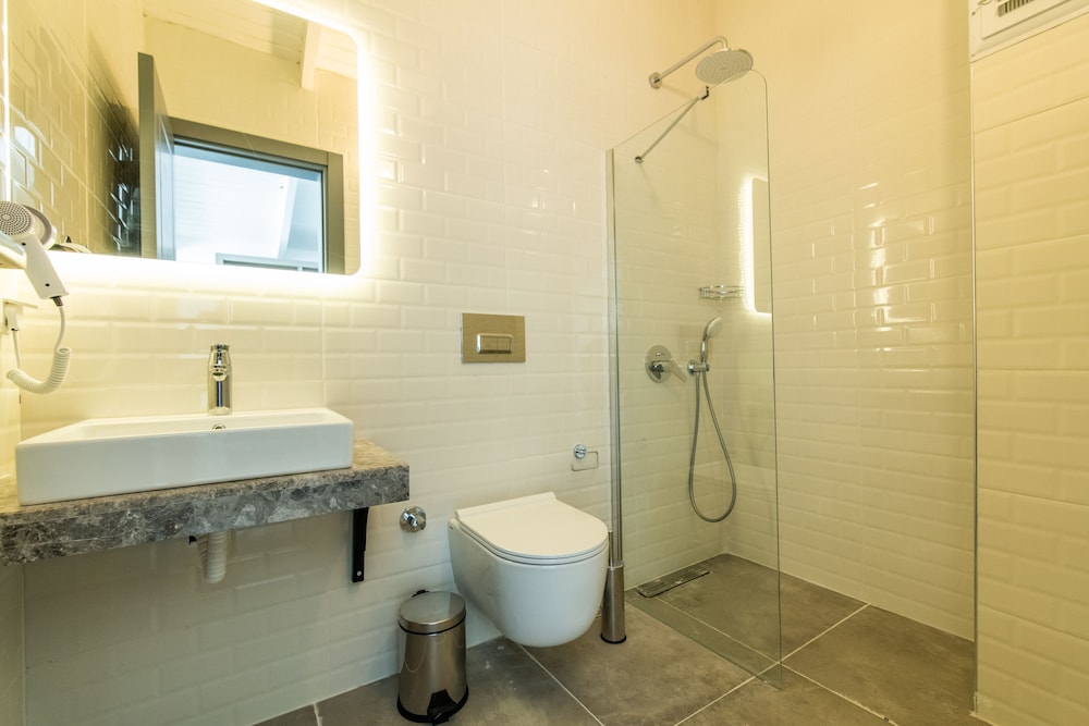 Leonis Hotel 48/50