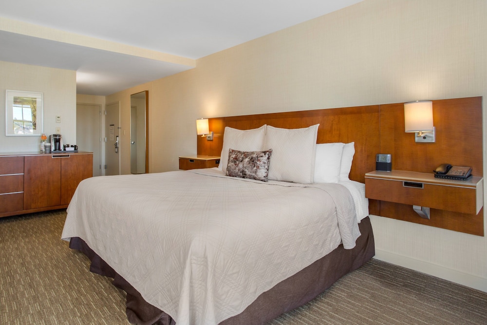 Suite, King Bed, East Tower, Accessible