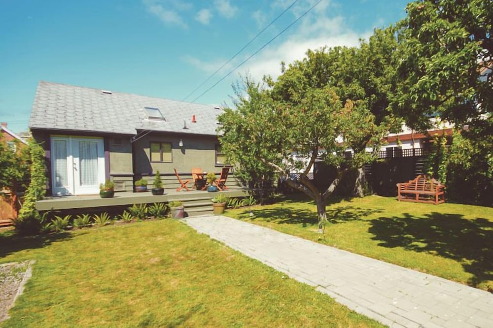 Spinnakers Brew Pub Guest Houses 52/58