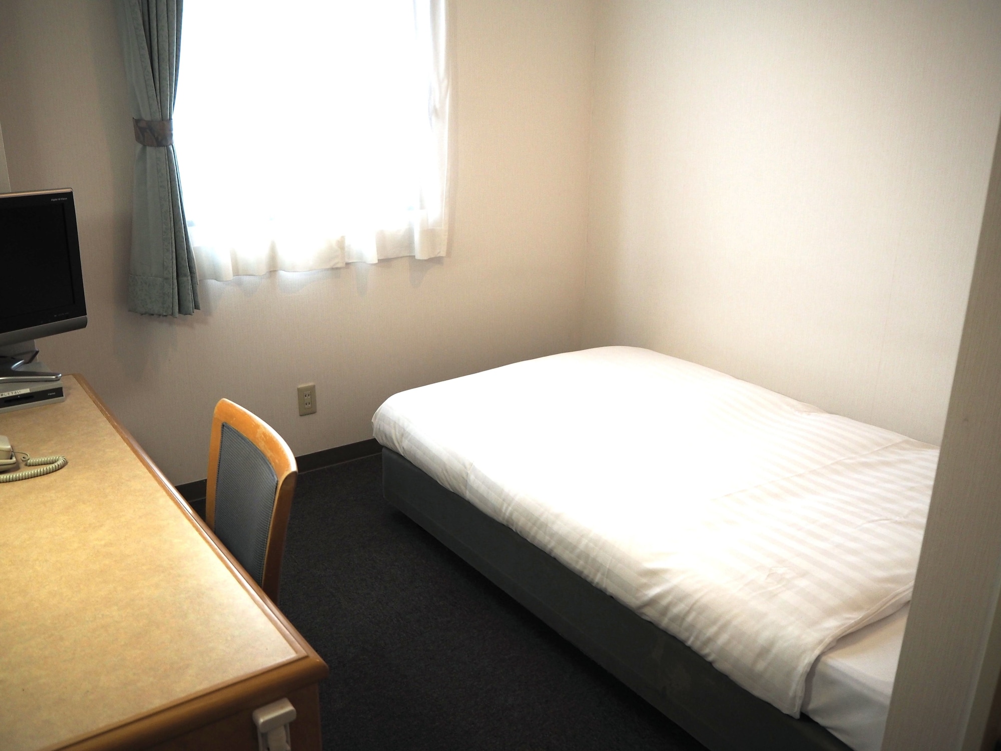 ROOM, SINGLE, SMOKING