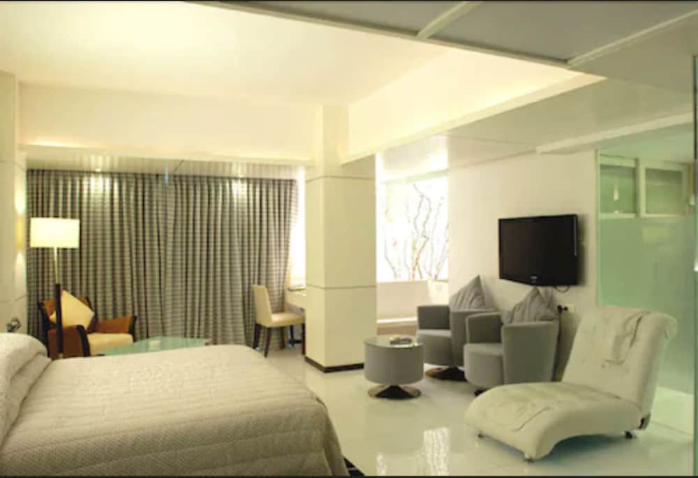 The Peninsula Grand 19/68
