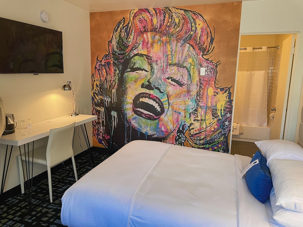 Jupiter Hotel 30/71