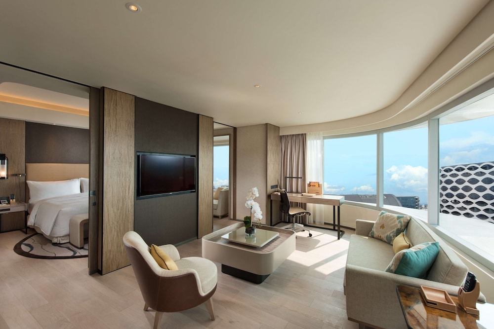 Conrad Manila 33/53