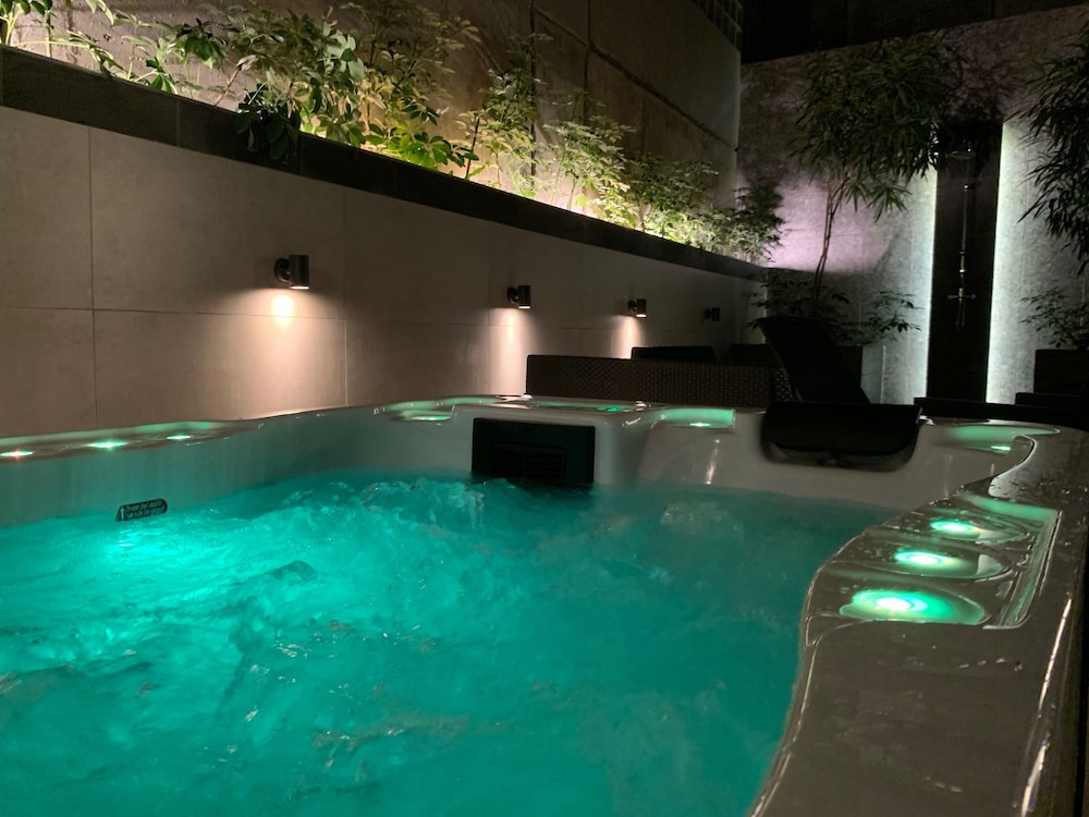 47 Luxury Suites 68/73