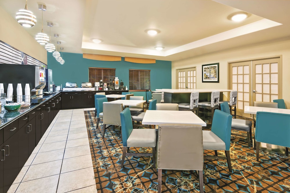 La Quinta Inn & Suites by Wyndham San Antonio N Stone Oak 16/24
