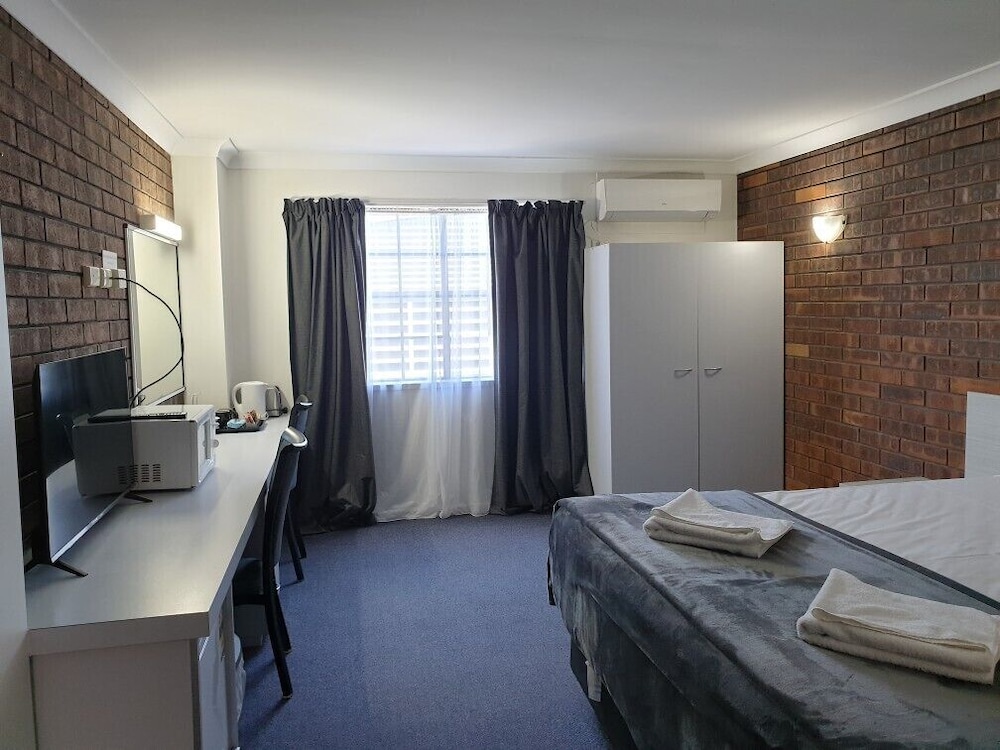 Shakespeare Motel 20/50