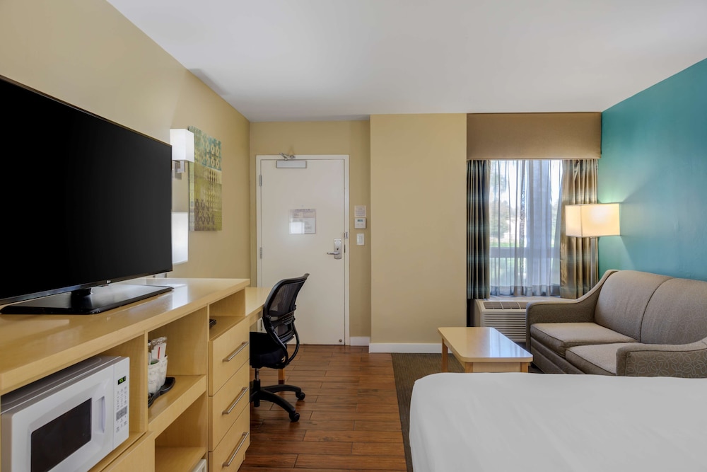 غرفة قياسية بسرير كينج بإطلالة على الجبل، Best Western Plus South Coast Inn 8/10