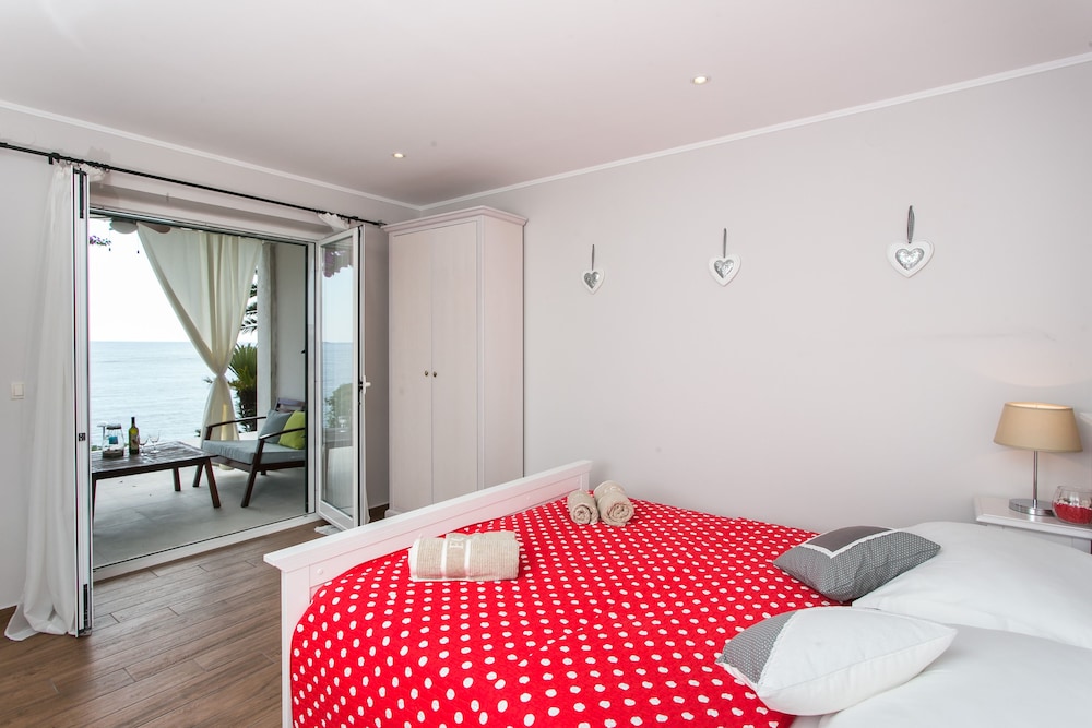Apartments Villa Mirjana 25/75