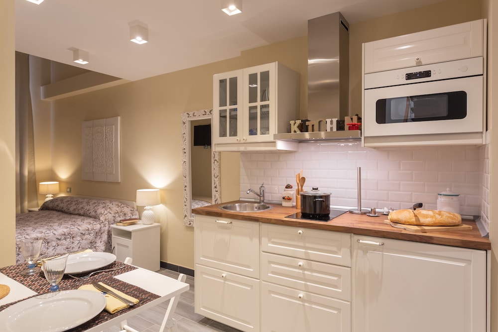Carla s Rooms with Private Bathroom & Kitchen 21/26