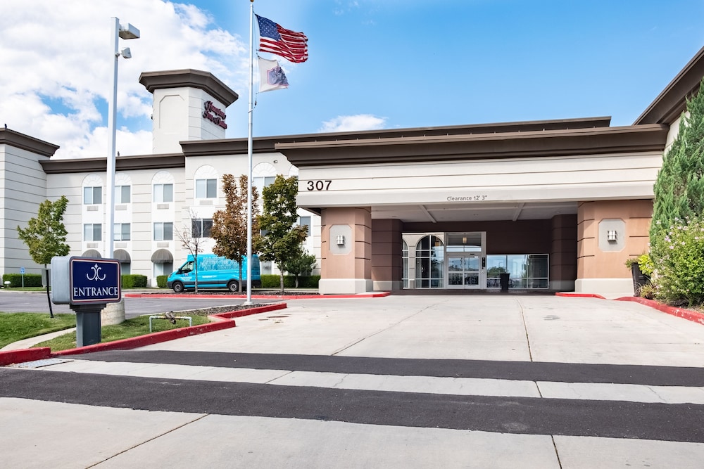 Hampton Inn Suites Salt Lake City Airport 7/82