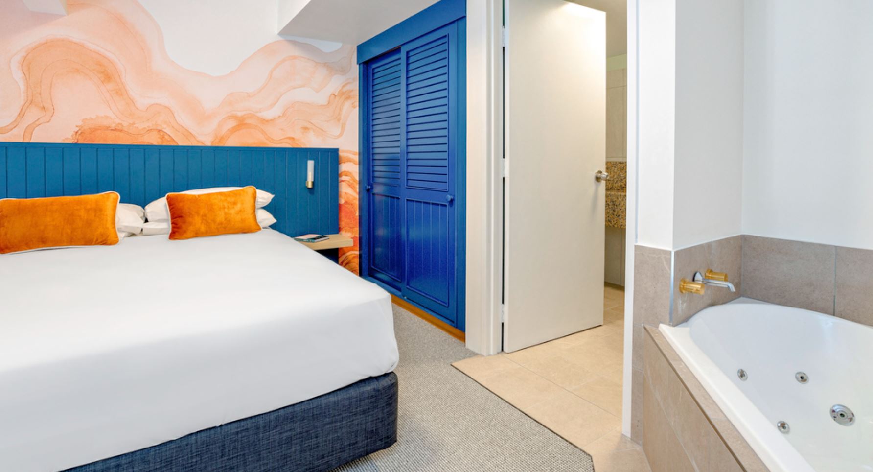 LOFT, SPA, QUEEN BED