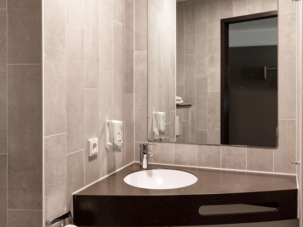 غرفة بسريرين منفصلين، B&B Hotel Marburg 2/3