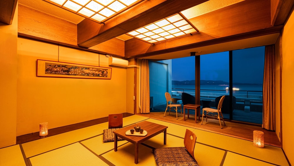 غرفة يابانية قياسية بفرشتي فوتون بحوض استحمام، Hirado Senrigahama Onsen Hotel Ranpu 2/4