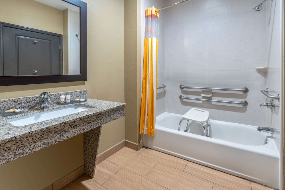 La Quinta Inn & Suites by Wyndham Muskogee 11/37