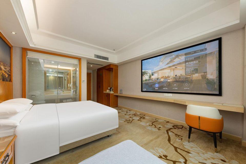 Feature, Queen Bed