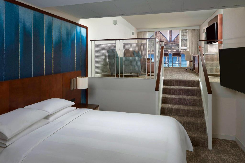 Guest Room, King Bed, Stadium View, Sofa, Large