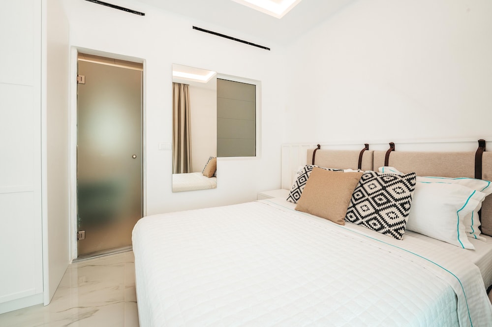 1 Bedroom, Deluxe, Apartment, Queen Bed, Lateral Side Sea View, Sofa, Private Pool