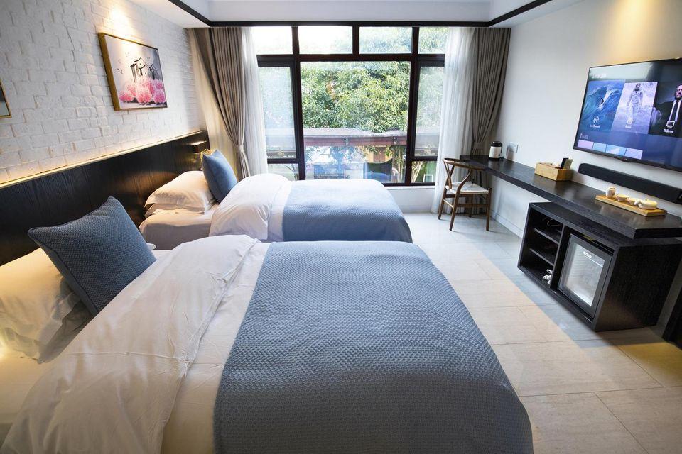 Sunshine, Twin Beds