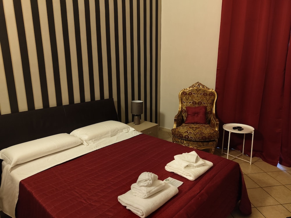 ROOM, DOUBLE BED
