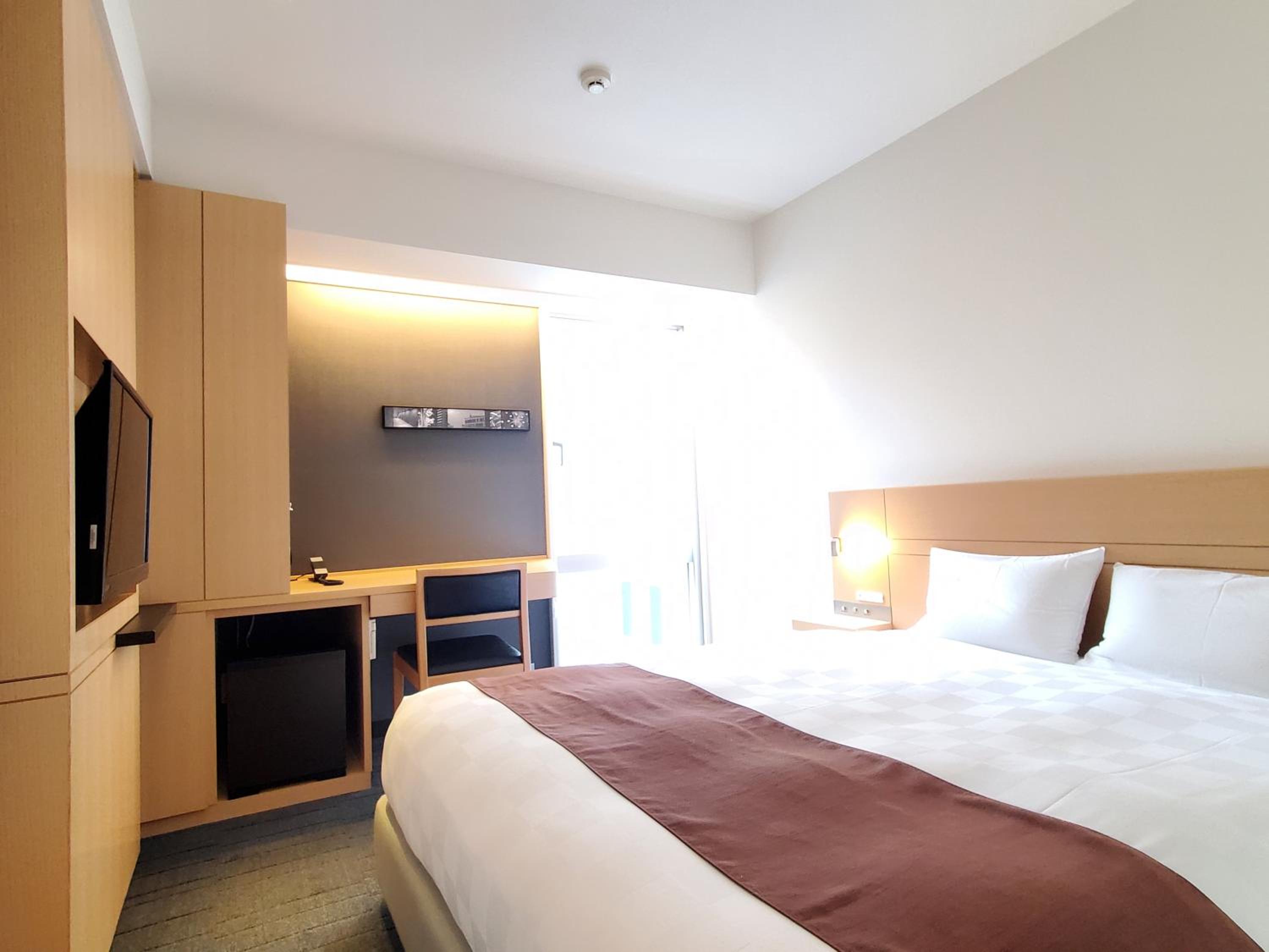 غرفة بسرير كوين بحوض استحمام للمدخنين