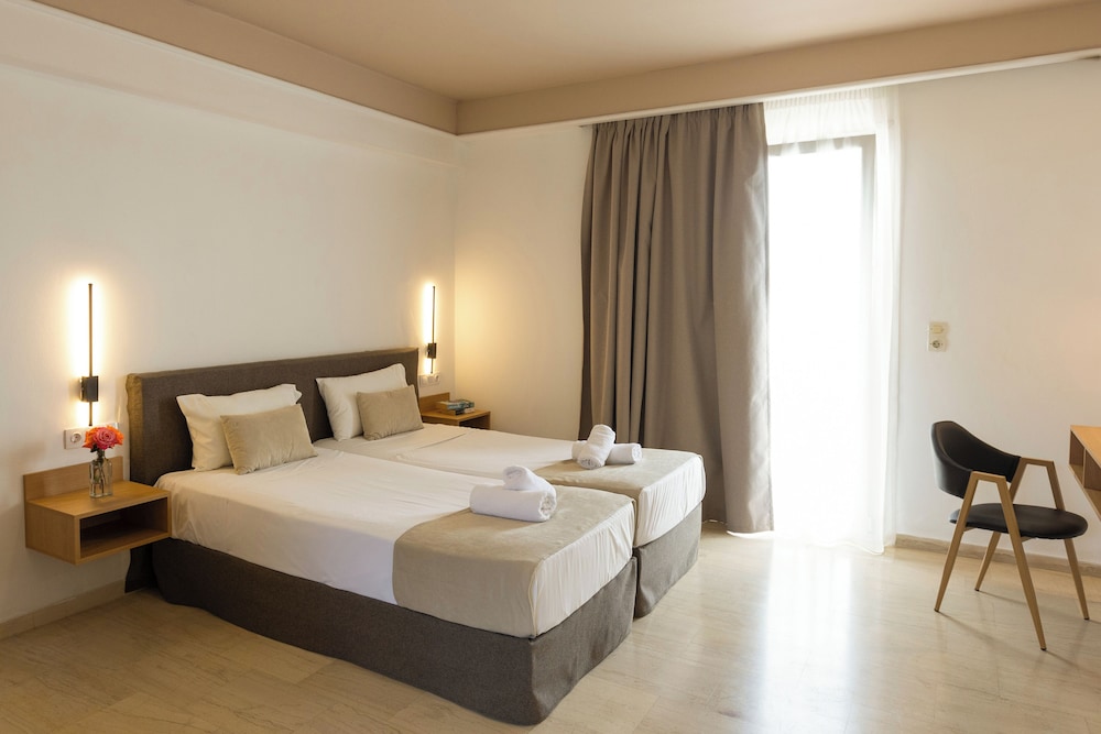 ROOM, QUADRUPLE
