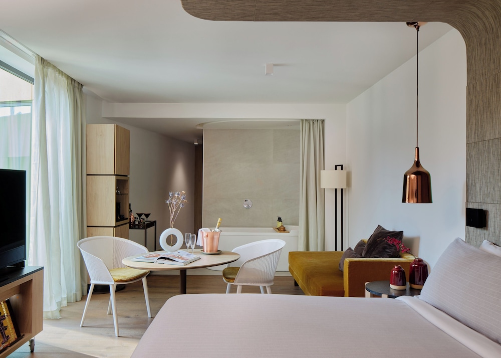 Extra Me, Junior Suite