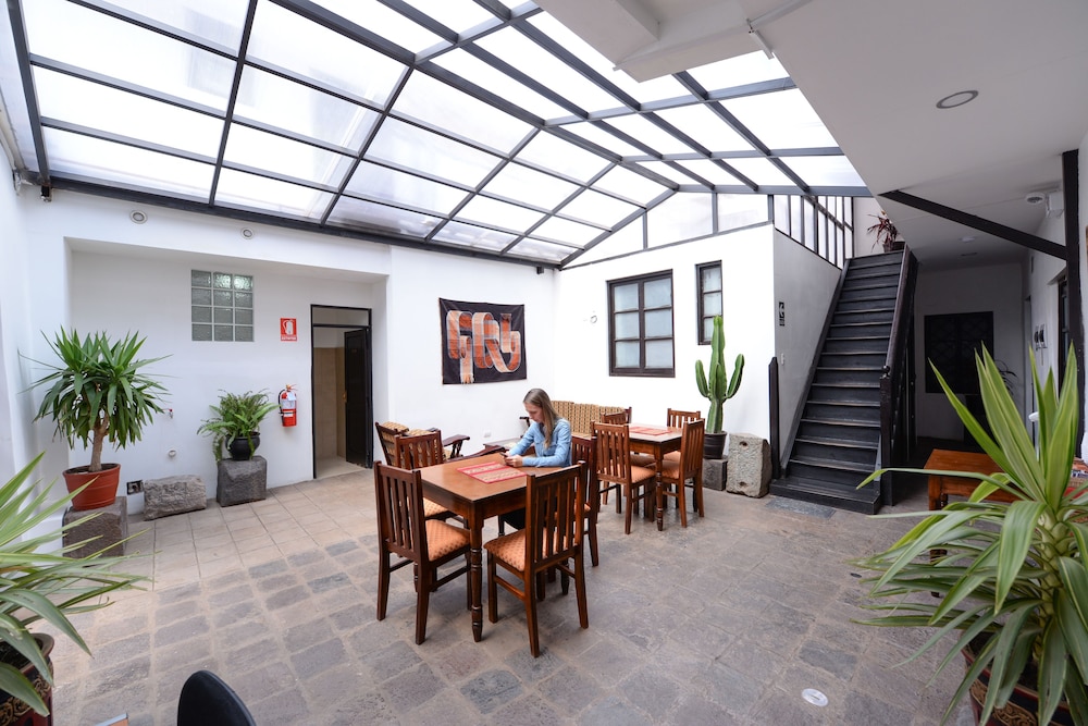 Yabar Hotel Plaza 48/65