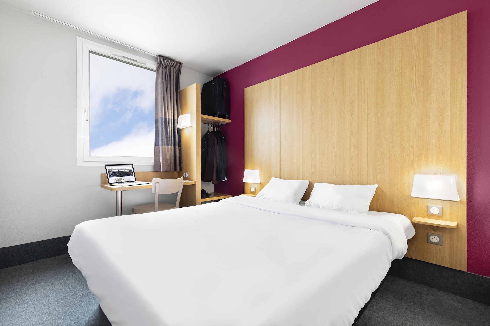 ROOM, DOUBLE BED