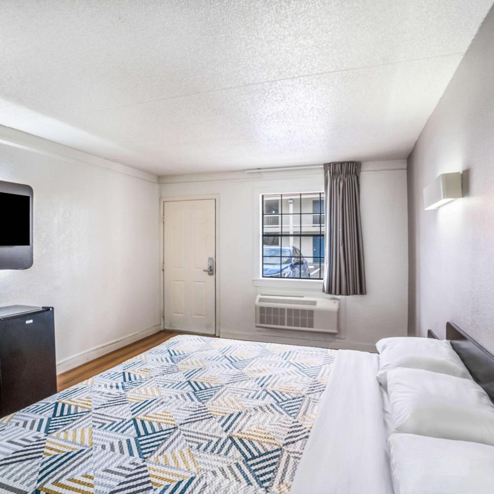 ROOM, QUEEN BED, SMOKING