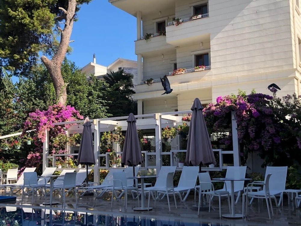 Ascot Hotel 45/50