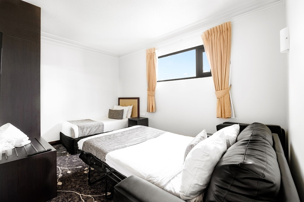 BURKE & WILLS HOTEL 30/63